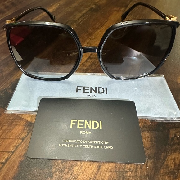 Fendi Oversized Sunglasses - Picture 5 of 10